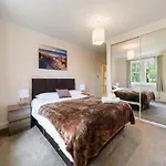 Terrific 2 Bed 2 Bath Apt With Gym & Roof Terrace -12 Mins From Central London